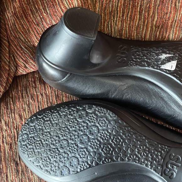 SAS Women's Black Chiunky Pumps- 1 1/4 Inch Heels. NWOT. Size 7WW. - Picture 12 of 12